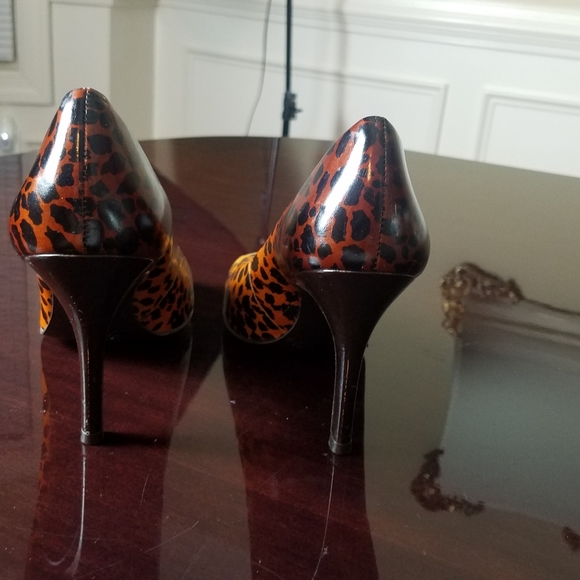 Gianni Bini Cheetah print Peeptoe leather heels - Picture 6 of 10